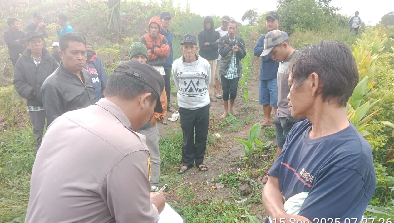 Evakuasi korban gantung diri Bisker Edwin Parasian di Huta Baru, Nagori Simantin Pane Dame, Kecamatan Panei, Kabupaten Simalungun.