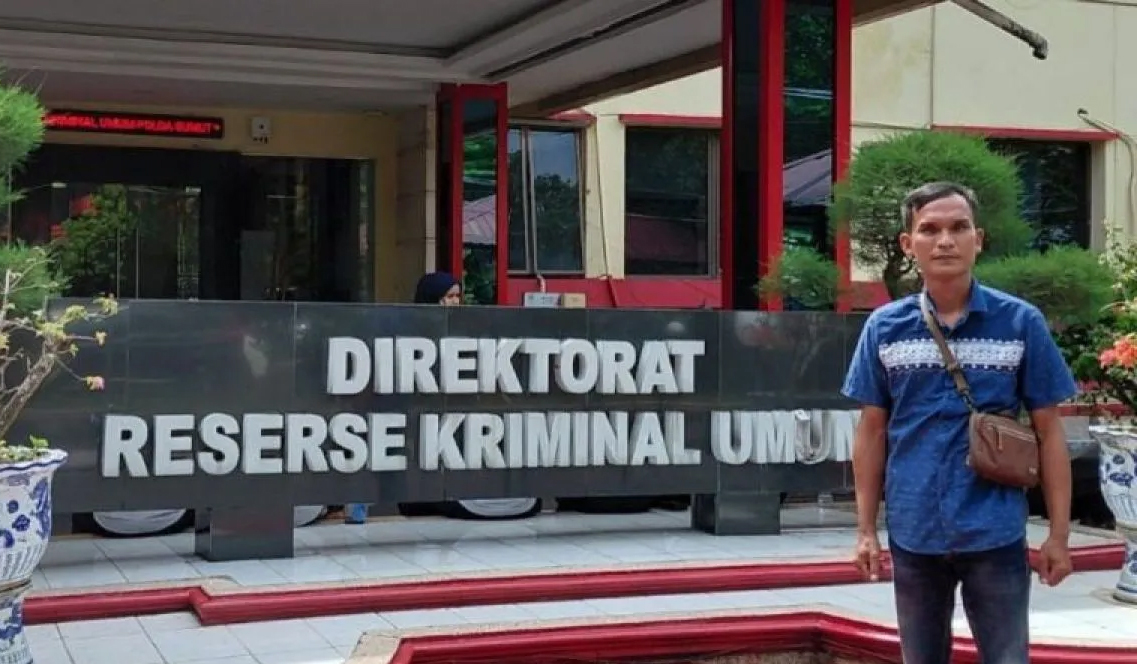 Rimba Niarta Sianturi saat melapor ke Polda Sumut terkait perusakan portal jalan di Desa Sei Tampang, Labuhanbatu.