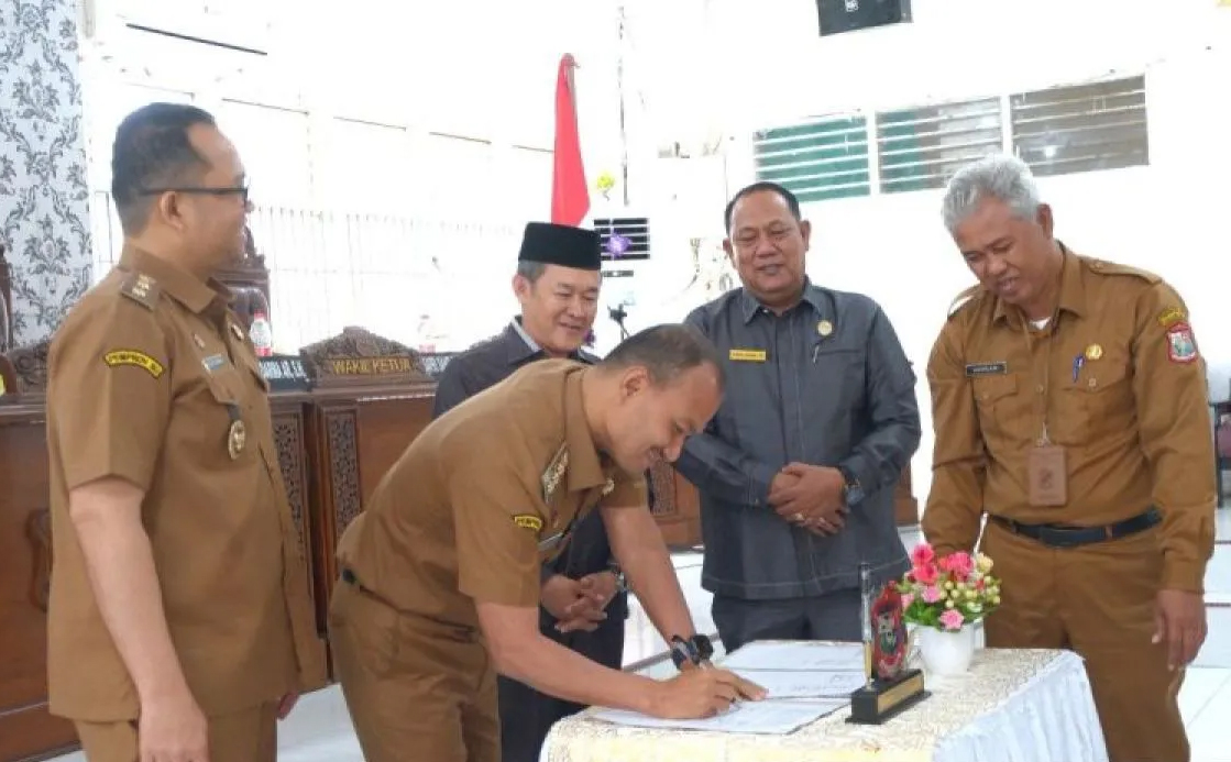 Wali Kota Tanjungbalai Mahyaruddin Salim didampingi Wakil Wali Kota Muhammad Fadly Abdina menandatangani berita acara pengesahan APBD Perubahan TA 2025.