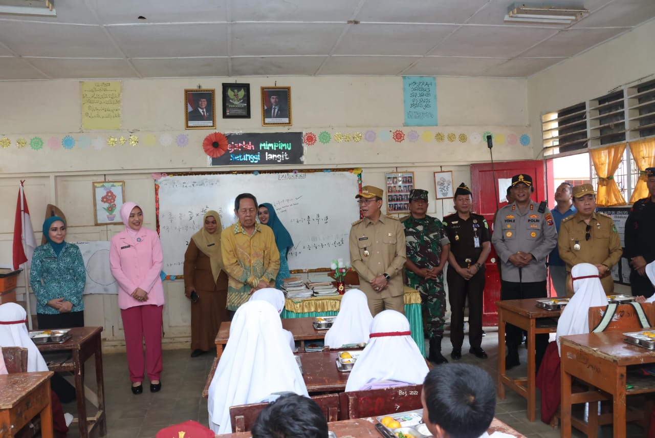 Bupati Tapsel H. Gus Irawan Pasaribu bersama Forkopimda meninjau pelaksanaan program Makanan Bergizi Gratis di SDN 101216 Situmba.