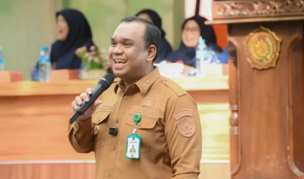 Wakil Wali Kota Padangsidimpuan H. Harry Pahlevi saat menyerahkan beasiswa kepada mahasiswa UMTS.