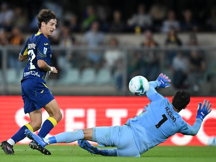 Emil Audero menepis salah satu tembakan lawan dalam laga Verona vs Cremonese di Serie A, Senin (15/9/2025).