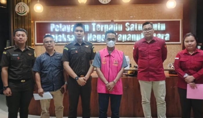 Tim Kejari Taput menahan Direktur CV SJ ES terkait kasus korupsi rekonstruksi Jalan Huta Ginjang, Kecamatan Muara, Kabupaten Taput.