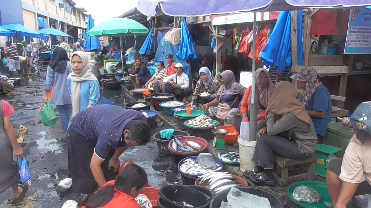 Pedagang ikan di Pasar Ikan Modern Sibolga menjual stok ikan dari luar daerah akibat nelayan enggan melaut, Selasa (16/9/2025).