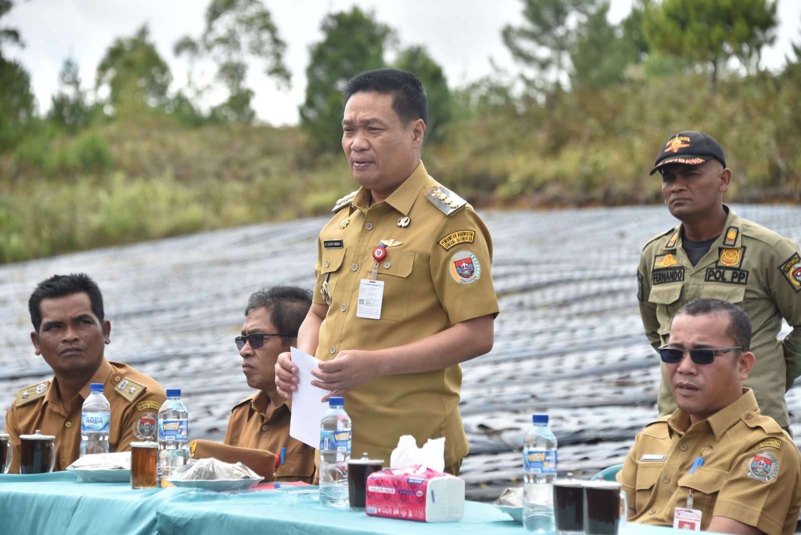 Bupati Humbahas Dr. Oloan P. Nababan bersama kelompok tani menanam benih bawang putih di Desa Parsingguran II, Kecamatan Pollung, Senin (15/9/2025).