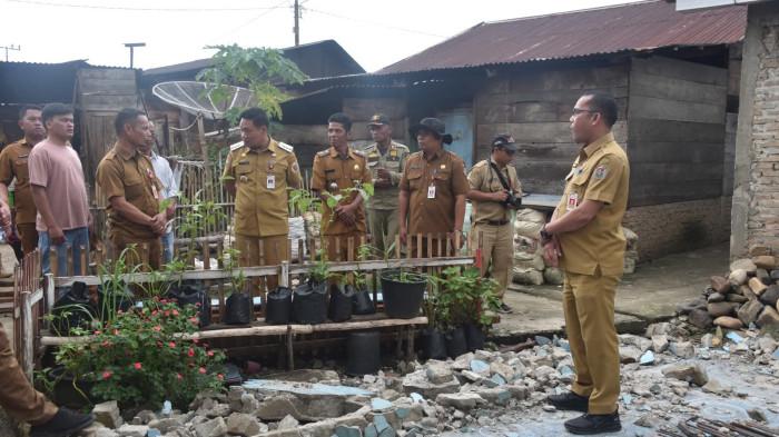 Bupati Humbahas Oloan Nababan saat peletakan batu pertama bedah rumah di Desa Simbara, Kecamatan Tarabintang, Senin (15/9/2025).