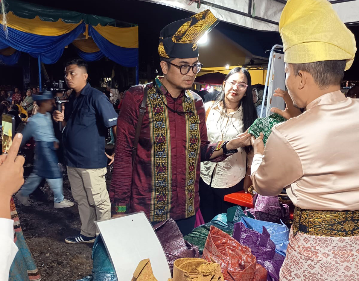 Kepala Perwakilan BI Pematangsiantar Ahmadi Rahman mengenakan Tanjak saat penutupan Hari Tanjak Sedunia di Batubara.