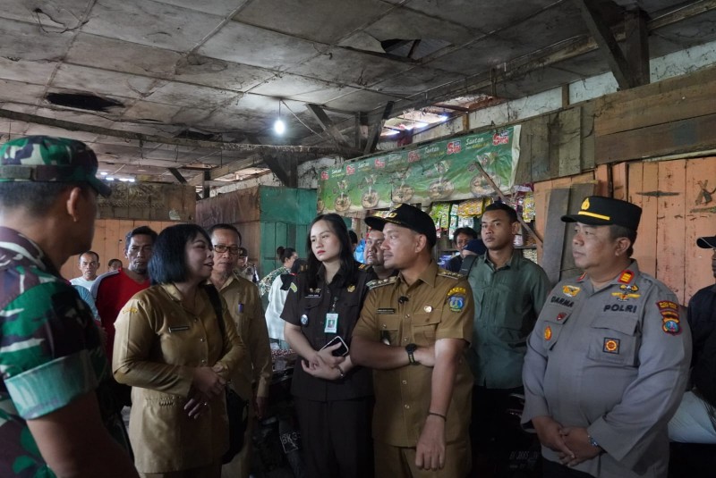 Walikota Tebingtinggi bersama rombongan saat meninjau Pasar Inpres.