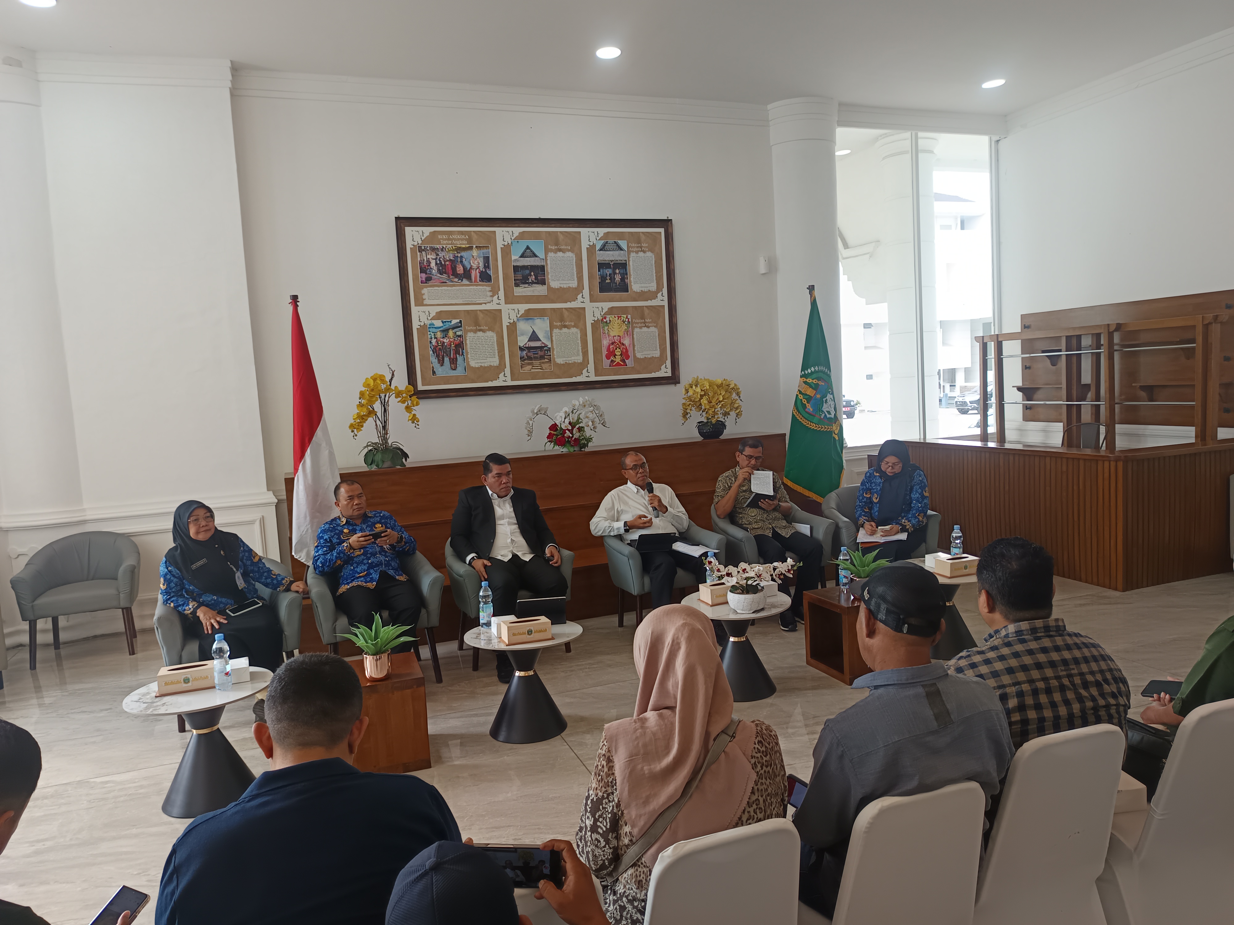 Kepala Dinas Kesehatan Sumut Faisal Hasrimy memberikan keterangan pers terkait program UHC di Sumut yang dimulai pada akhir Oktober mendatang.
