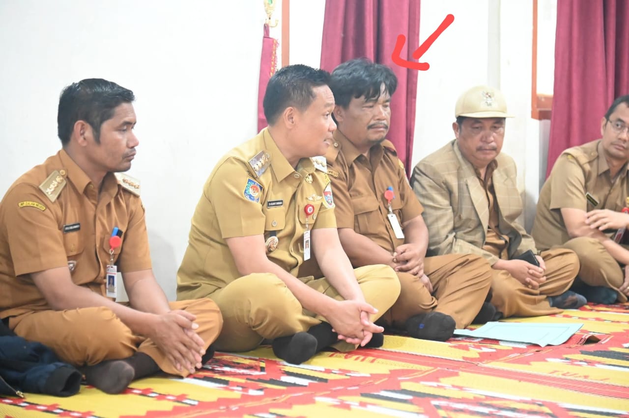 Frans Pasaribu (foto ditandai) saat masih menjabat Kadis Sosial mendampingi Bupati Humbahas Oloan di Parsingguran II.