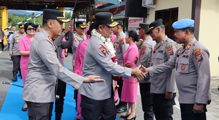 Kapolda Sumut disambut Kapolres Tapteng dan jajaran pejabat utama, Selasa (16/9/2025).