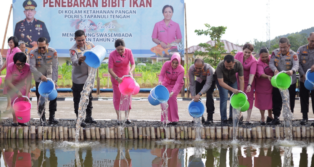 Didampingi Kapolres dan Bupati Tapteng, Kapolda Sumut menggunting pita tanda diresmikannya SPPG Yayasan Kemala Bhayangkari Polres Tapteng.
