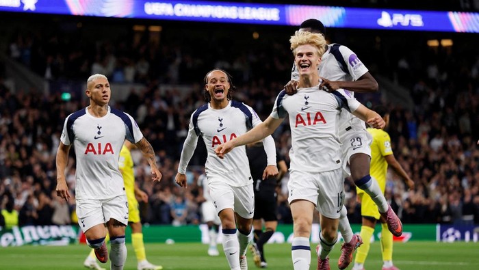 Lucas Bergvall dan rekan-rekan merayakan kemenangan tipis 1-0 Tottenham Hotspur atas Villarreal berkat gol bunuh diri kiper lawan di Stadion Tottenham.