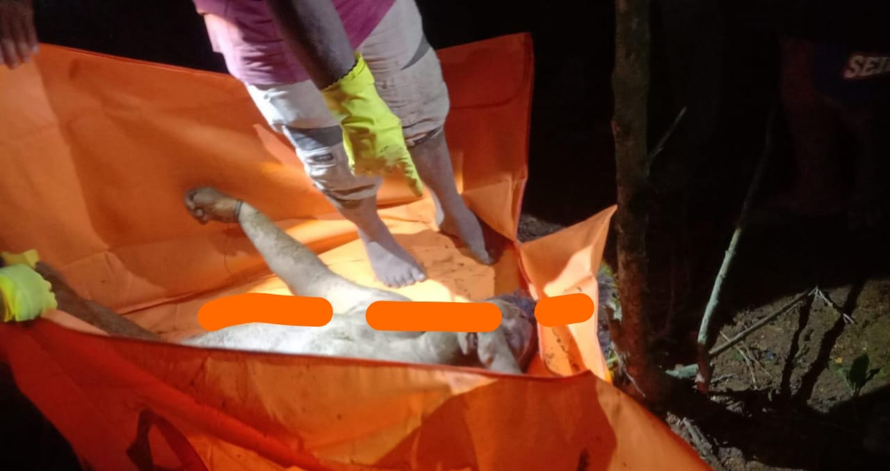 Evakuasi jenazah MP di lokasi perladangan dekat tanah wakaf Desa Ndokum Siroga, Kecamatan Simpang Empat, Kabupaten Karo, Selasa (16/9/2025).