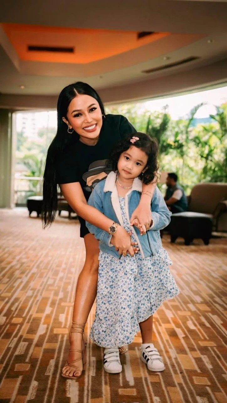 Mutia Ayu menegaskan keputusan membesarkan putri semata wayangnya, Gewa, adalah urusannya sendiri, menolak campur tangan warganet.