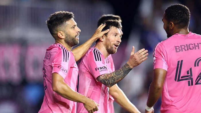 Lionel Messi merayakan golnya saat Inter Miami mengalahkan Seattle Sounders 3-1 di Chase Stadium, Rabu (17/9/2025).