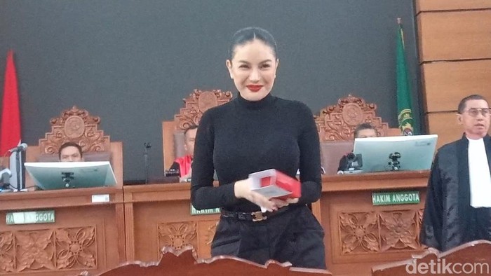 Nikita Mirzani ajukan gugatan perdata senilai Rp114 miliar terhadap dokter Reza Gladys di Pengadilan Negeri Jakarta Selatan.