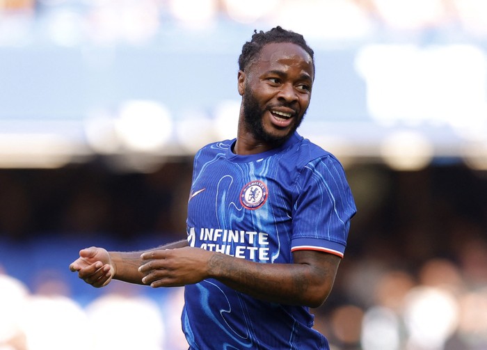 Raheem Sterling menolak pinangan Bayern Munich dan memilih tetap di London demi keluarga, meski musim ini tidak masuk rencana utama Chelsea.