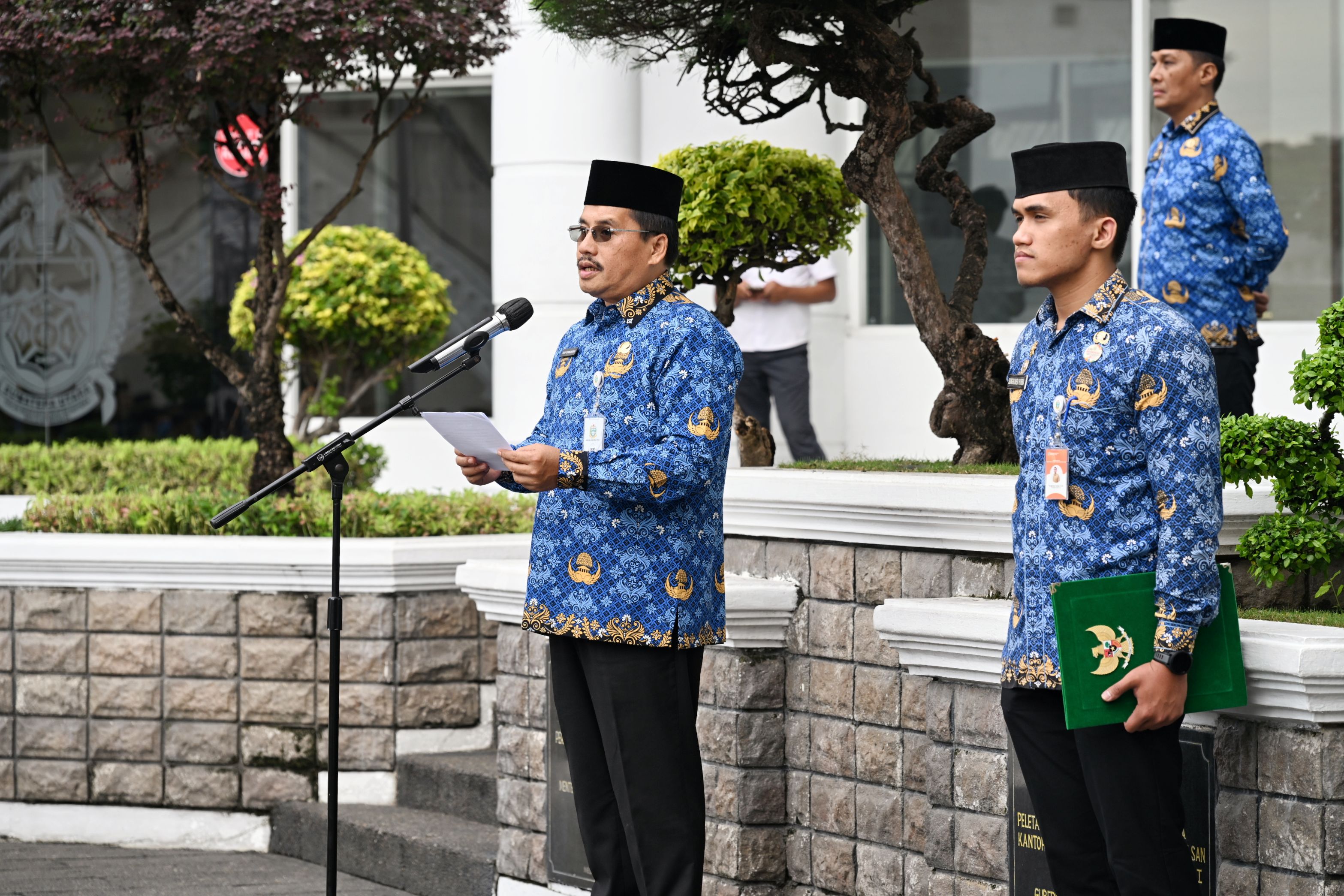 Sekdaprov Sumut Togap Simangunsong menjadi Pembina Upacara Hari Kesadaran Nasional di Lapangan Apel Kantor Gubernur, Medan, Rabu (17/9/2025).