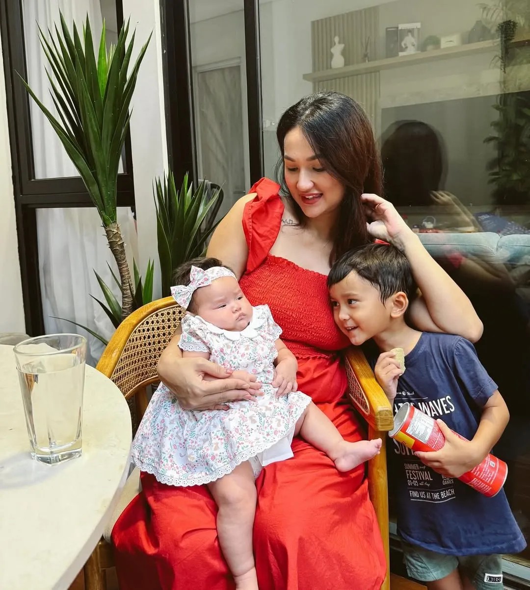 Tengku Dewi Putri kembali ke Jakarta sebelum banjir melanda Bali, memastikan anak-anak dan sebagian asetnya aman dari musibah.