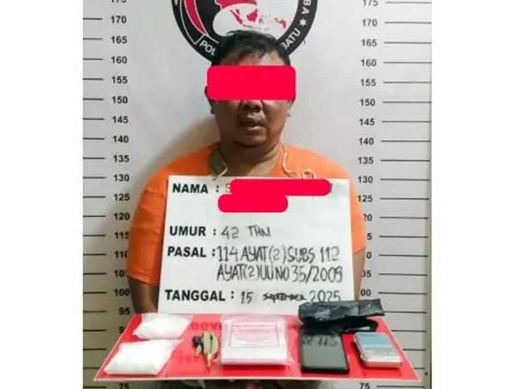 Tersangka SR (42) beserta barang bukti 181,55 gram sabu saat diamankan di Mapolres Labuhanbatu.