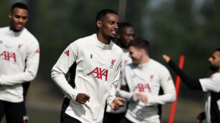 Virgil van Dijk berbicara dengan Alexander Isak saat latihan Liverpool jelang laga Liga Champions kontra Atletico Madrid.
