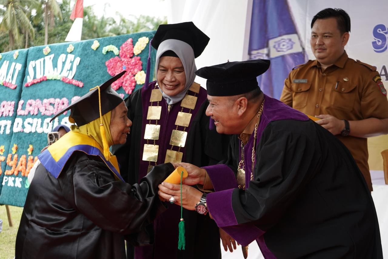 Wakil Bupati Asahan Rianto M.A.P mewisuda 25 lansia dalam Sekolah Lansia di Lapangan Sepak Bola Silo Lama, Selasa (1692025).