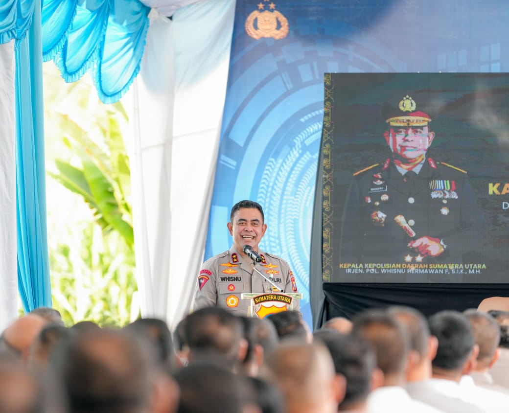 Kapolda Sumut Irjen Pol. Whisnu Hermawan Februanto memberikan arahan langsung kepada personel Polres Tapteng, Selasa (16/9/2025).