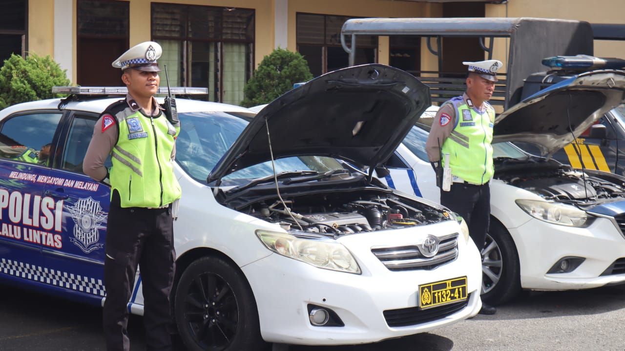 Polres Pematangsiantar menggelar apel jam pimpinan, dilanjutkan pemeriksaan fisik dan ADM kendaraan dinas (Randis), Selasa (16/9/2025).
