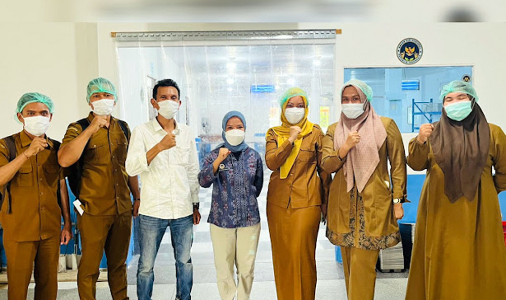Tim Dinas Kesehatan Paluta saat melakukan inspeksi dapur MBG di Desa Portibi Jae, memastikan makanan aman dan bergizi bagi ribuan pelajar.