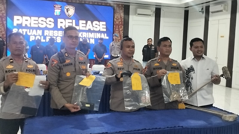 Kapolres Asahan AKBP Revi Nurvelani dalam konferensi pers di Aula Wira Satya Polres Asahan, Rabu (17/9/2025).