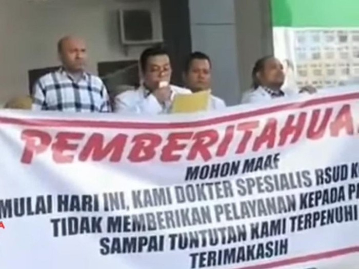 Sejumlah dokter spesialis RSUD Kotapinang, Labusel, membentangkan spanduk saat aksi mogok kerja yang viral di media sosial.