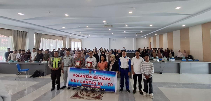 PT. Indako Trading Coy Padangsidimpuan menggelar kegiatan seminar edukasi safety riding #Cari_Aman kepada mahasiswa UIN Syahada dari berbagai fakultas.