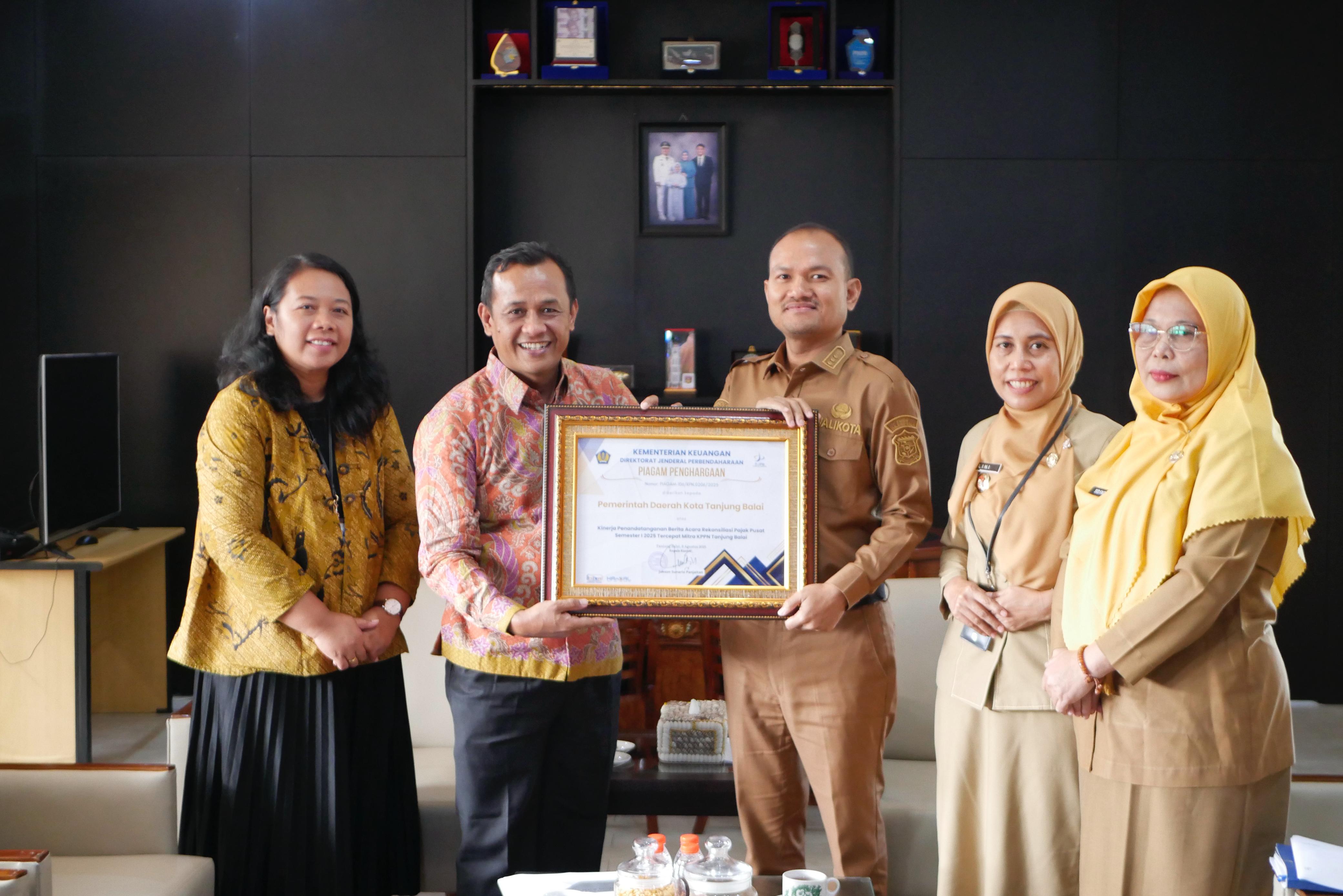 Wali Kota Tanjungbalai, Mahyaruddin Salim, menerima Award Rekonsiliasi tercepat semester I dari KPPN Tanjungbalai.