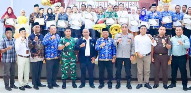 Wakil Bupati Labuhanbatu H. Jamri (tengah, batik) bersama Forkopimda usai peringatan Hari Koperasi ke-78 di Rantauprapat.