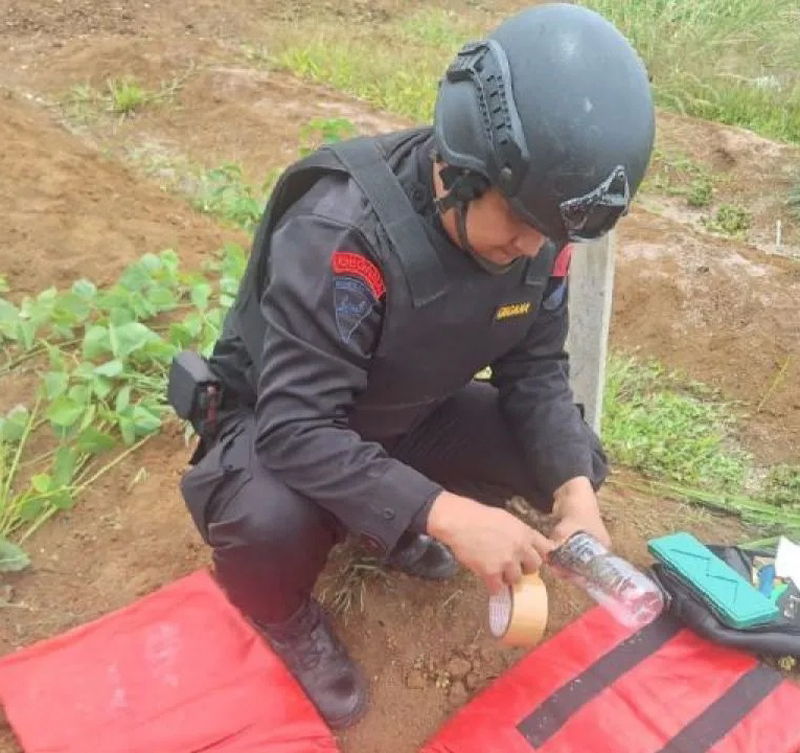 Personel Jibom Unit Komposit Gegana Pematangsiantar&nbsp; memusnahkan satu bom militer jenis mortir di Kabupaten Tapanuli Selatan.