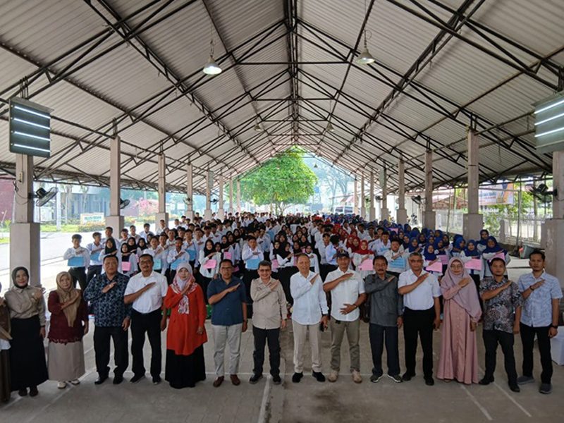 Rektor UNA, Assoc. Prof. Dr Mangaraja Manurung, Ketua Yayasan, Wakil Rektor, narasumber, Dekan bersama calaon Mahasiswa baru UNA saat PKKMB.