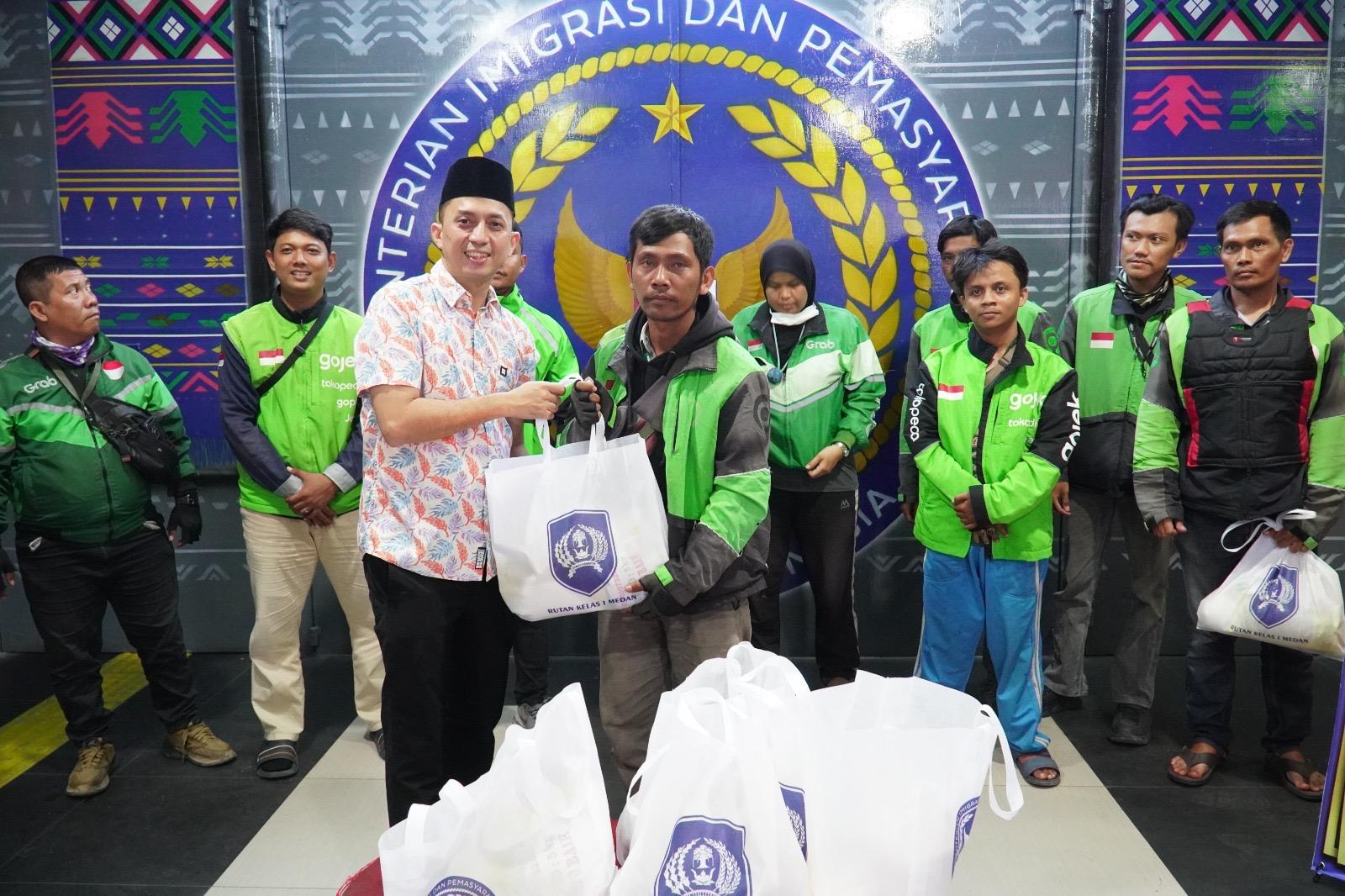 Karutan Kelas I Medan Andi Surya secara simbolis menyerahkan bantuan sembako ke pengemudi ojol pada Jumat, 12 September 2025.