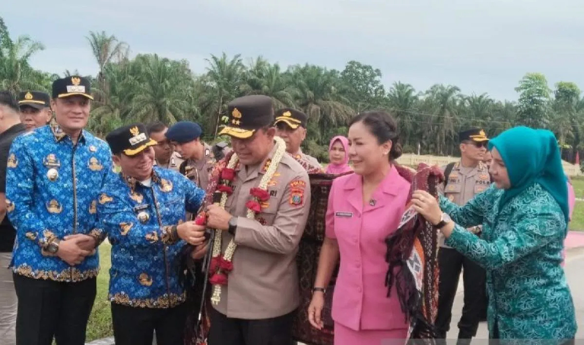 Kapolda Sumut Irjen Pol Whisnu Hermawan bersama Ketua Bhayangkari Sumut Ny. Mona Whisnu saat kunjungan kerja di Mapolres Palas.
