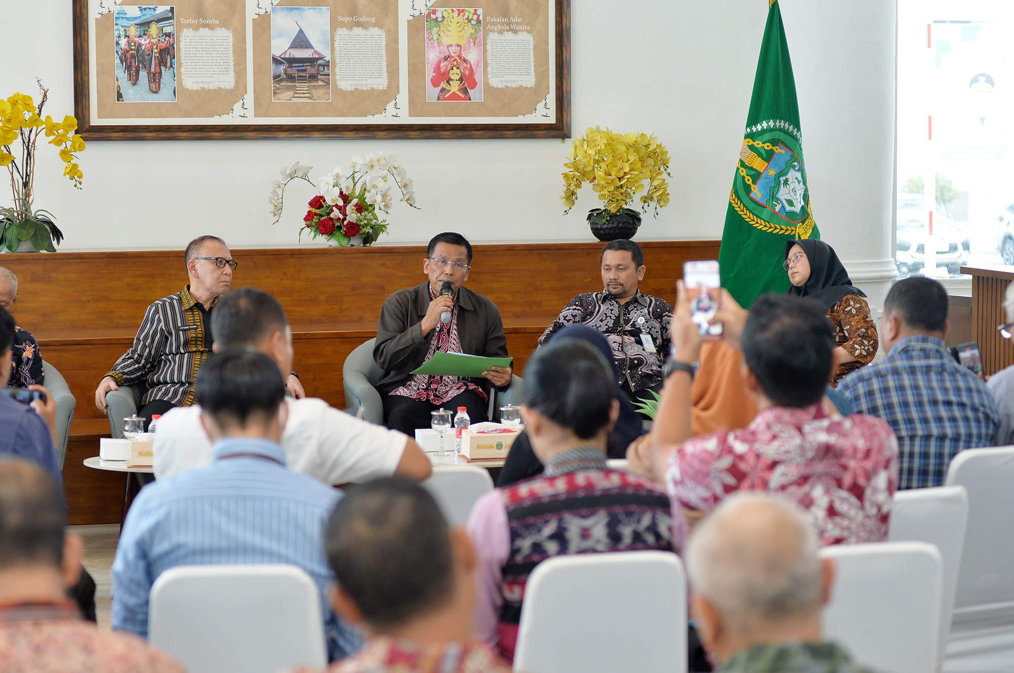 Suasana temu pers sejumlah OPD Pemprovsu membahas soal upaya mengendalikan inflasi dan kestabilan harga komoditas pangan di Provinsi Sumut pada Kamis (18/9).