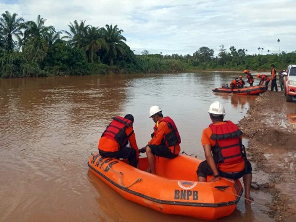 Tim SAR bersama aparat menyisir Sungai Batang Natal di Tapus untuk mencari warga yang hilang.