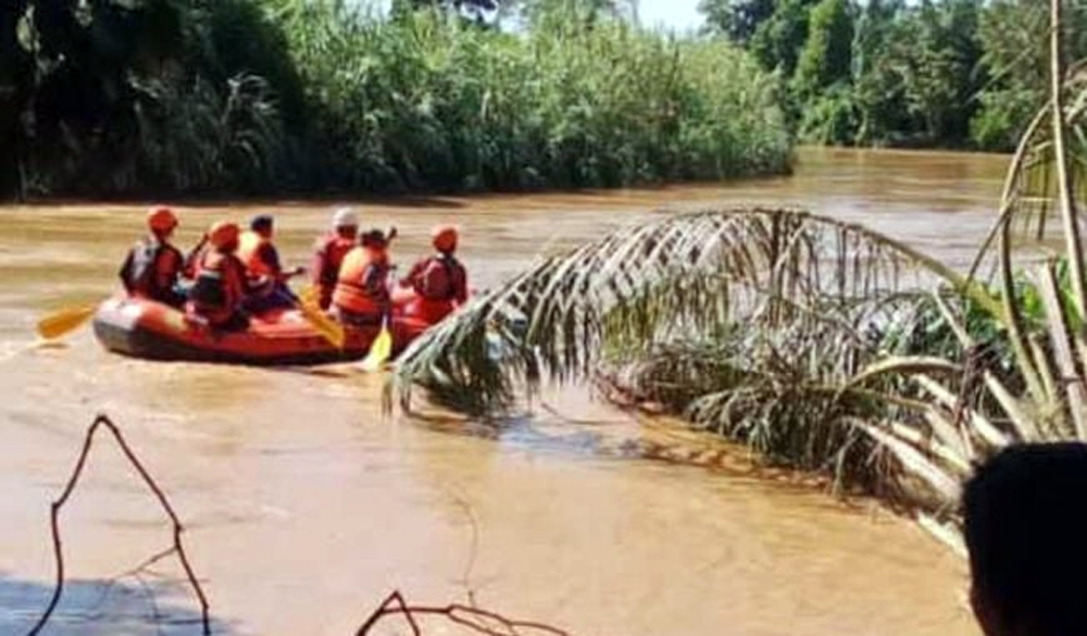 Tim SAR melakukan pencarian korban tenggelam di sungai.