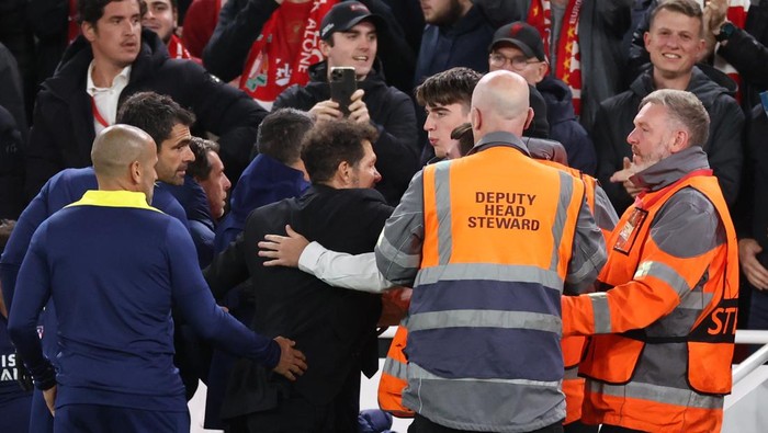 Diego Simeone diusir wasit usai ribut dengan fans Liverpool di Anfield pada laga Liga Champions.
