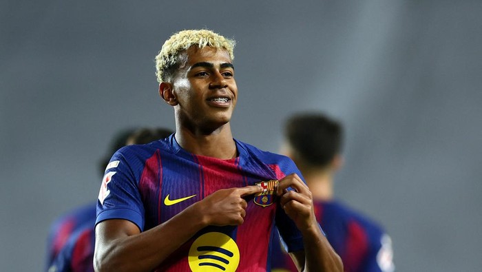 Lamine Yamal masih menepi akibat cedera pangkal paha dan dipastikan absen saat Barcelona melawan Newcastle di Liga Champions.