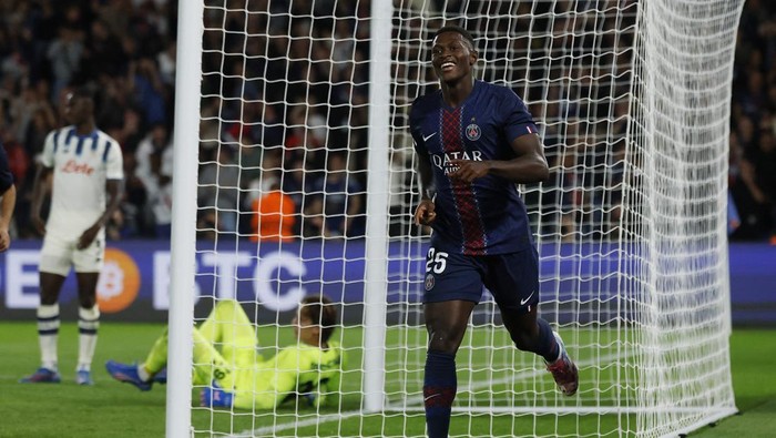 Kapten PSG, Marquinhos, merayakan gol cepatnya ke gawang Atalanta di Parc des Princes.