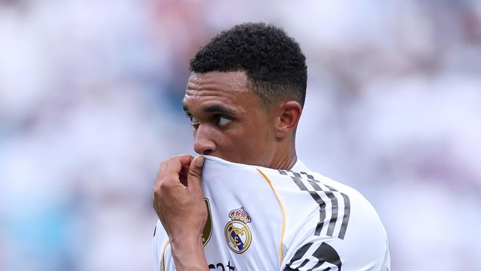 Trent Alexander-Arnold ditarik keluar hanya 3 menit saat debut Liga Champions bersama Real Madrid akibat cedera hamstring.