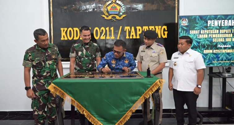 Bupati Tapteng Masinton Pasaribu menandatangani berita acara hibah tanah 100 hektare untuk pembangunan Batalion TP 905 TNI AD di Sibolga, Rabu (17/9/2025).