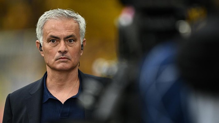 Jose Mourinho saat menghadiri konferensi pers di Turki sebelum dipecat Fenerbahce, kini siap kembali ke Benfica.