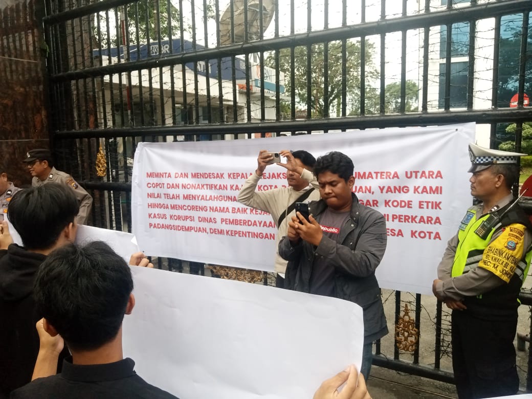 Massa PERMAK Sumut melakukan aksi unjuk rasa di depan Kejati Sumut, Rabu (17/9/2025), menuntut pengusutan tuntas kasus korupsi ADD Padangsidimpuan.