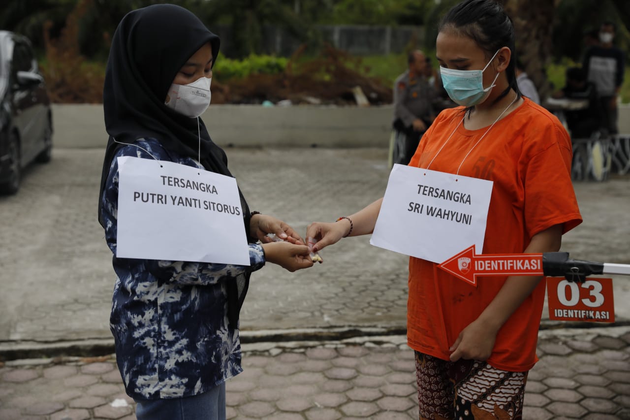 Direktorat Reserse Narkoba Polda Sumut menggelar pra-rekonstruksi kasus peredaran ekstasi di Galaxy Hall & KTV Tanjungbalai, menghadirkan lima tersangka.